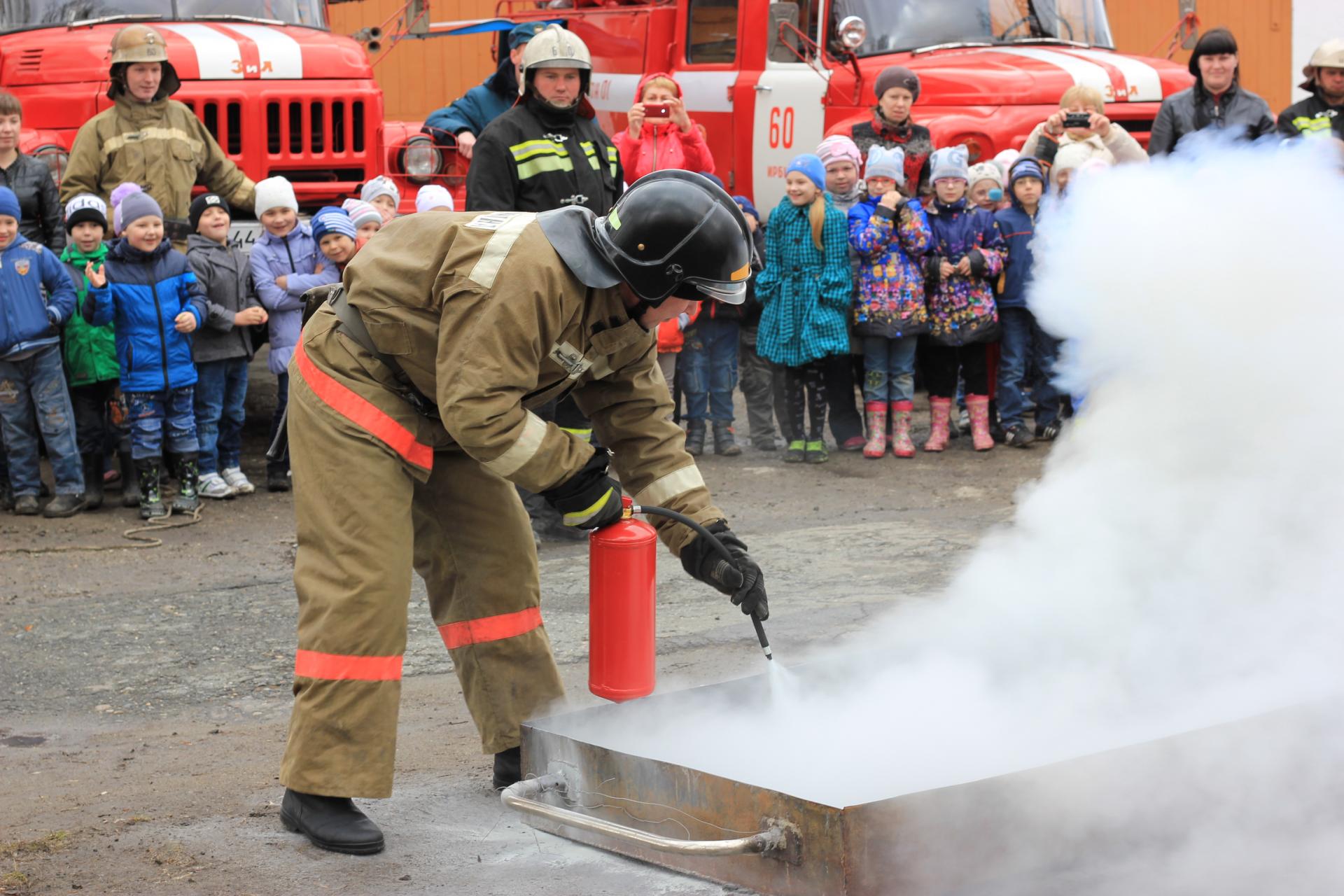 Пожарный без образования. Пожарная безопастность. Обучение пожарной безопасности. Учения по пожарной безопасности. Учеба пожарных.